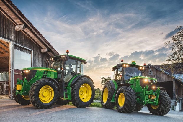 Agrama 2020 ohne Robert Aebi und damit ohne John Deere Zwei John Deere-Traktoren im Gegenlicht.