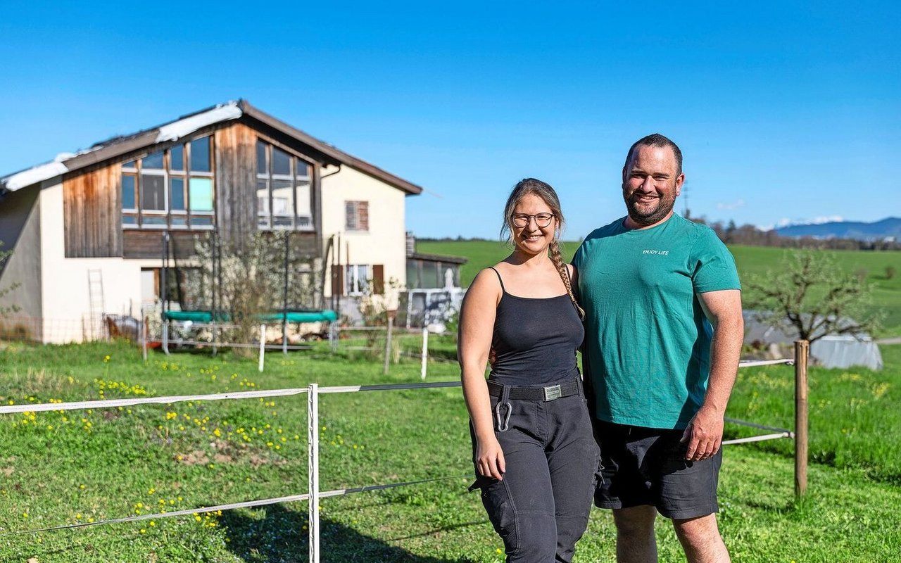 Faye und Serge Duperrex haben 2023 geheiratet. Auf die Bewilligung, neue Wohnhäuser zu erstellen, warten sie noch. Im Moment wohnen sie im Nachbardorf.