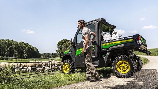 Der John Deere Gator XUV865M ist ein Klein-Geländefahrzeug, das man auf jedem Betrieb einsetzen kann. Bild: zVg