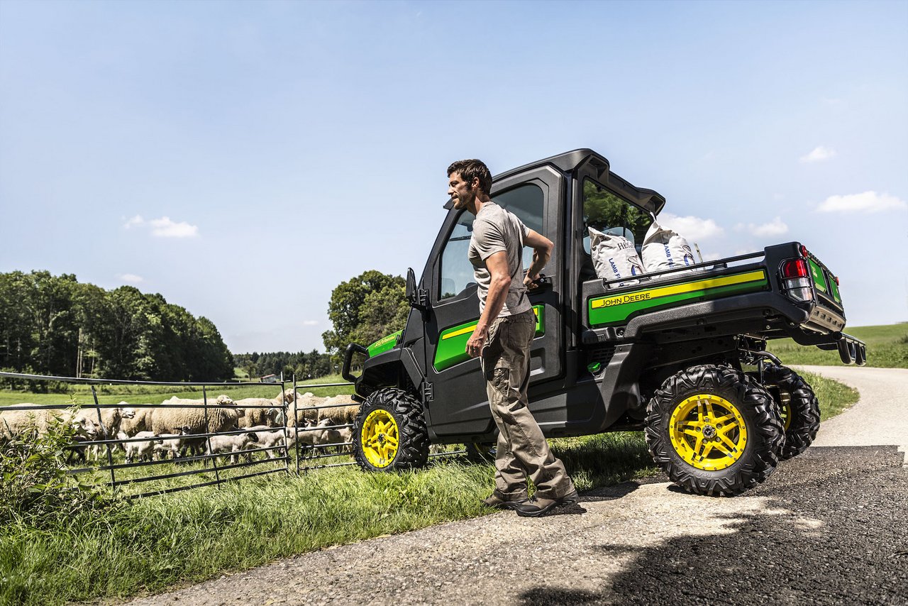 Der John Deere Gator XUV865M ist ein Klein-Geländefahrzeug, das man auf jedem Betrieb einsetzen kann. Bild: zVg