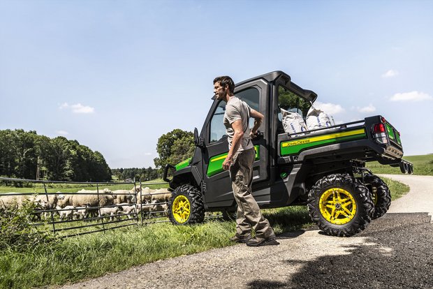 «Machine of the Year 2020»: Mitwählen und einen John Deere Gator gewinnen Der John Deere Gator XUV865M ist ein Klein-Geländefahrzeug, das man auf jedem Betrieb einsetzen kann. Bild: zVg