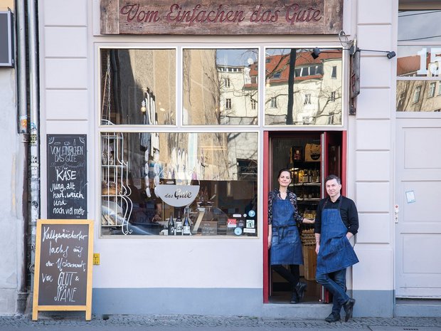 «Wie lässt sich tierfreundliche Haltung besser vermarkten?» Das Lebensmittelgeschäft «Vom Einfachen das Gute» in Berlin spricht vor allem das Herz des Konsumenten an.Geschäftsführer Jörg Reuter sagt, dass seine Verkäuferinnen zu jedem Produkt eine Geschichte erzählen können. (Bild: Sascha Walz)