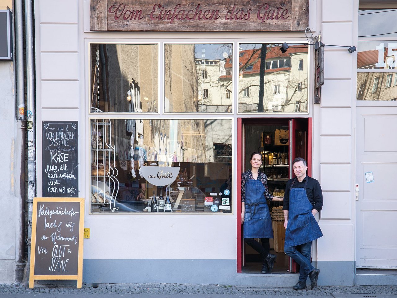 Das Lebensmittelgeschäft «Vom Einfachen das Gute» in Berlin spricht vor allem das Herz des Konsumenten an.Geschäftsführer Jörg Reuter sagt, dass seine Verkäuferinnen zu jedem Produkt eine Geschichte erzählen können. (Bild: Sascha Walz)