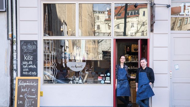 Das Lebensmittelgeschäft «Vom Einfachen das Gute» in Berlin spricht vor allem das Herz des Konsumenten an.Geschäftsführer Jörg Reuter sagt, dass seine Verkäuferinnen zu jedem Produkt eine Geschichte erzählen können. (Bild: Sascha Walz)