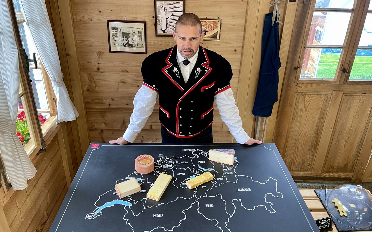 Schweizerkarte, auf der verschiedene Käsesorten richtig platziert werden müssen.