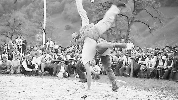 Die historischen Fotos zeigen spektakuläre Schwünge. Hier vom Glarner-Bündner Schwingertag Hätzingen 1939.