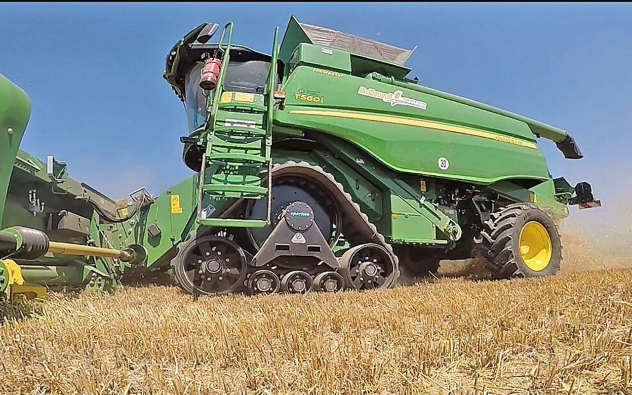 Dank der grossen Bodenkontaktfläche von 2,9 m2, hat das Raupenfahrwerk von allen drei Varianten den geringsten Bodendruck im Oberboden erzeugt. In weichem Boden wird zudem die Spurbildung reduziert. 
