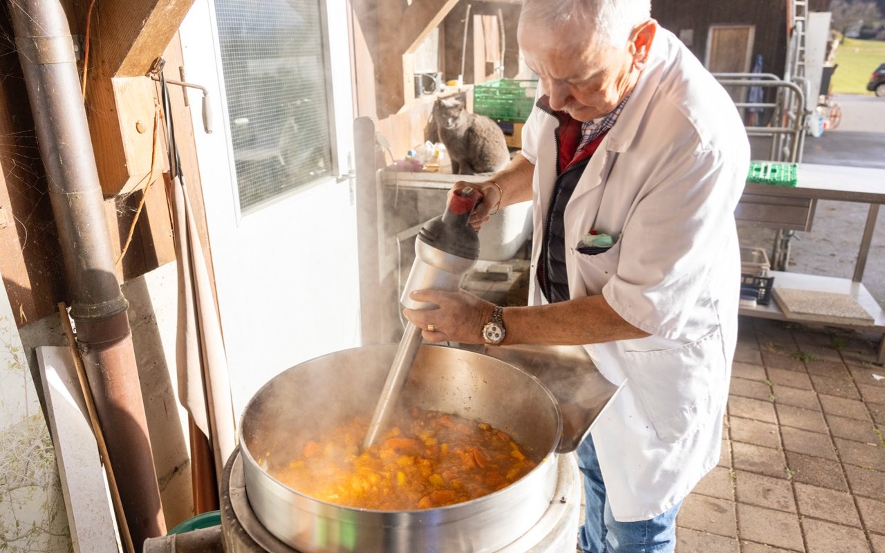 Marcel Rinderli, ehemals Chef der Metzgerei Rinderli in Zug, püriert die Kürbissuppe auf der Stöckweid.