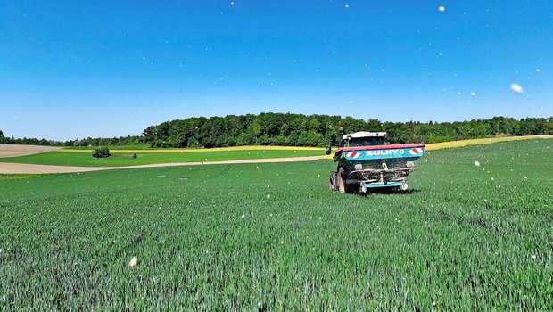 Landwirte und Landwirtinnen kennen ihre Felder und deren Eigenheiten. Dieses Wissen über nasse, steinige oder weniger ertragreiche Stellen in die Technik zu übersetzen, ist kein einfaches Vorhaben.