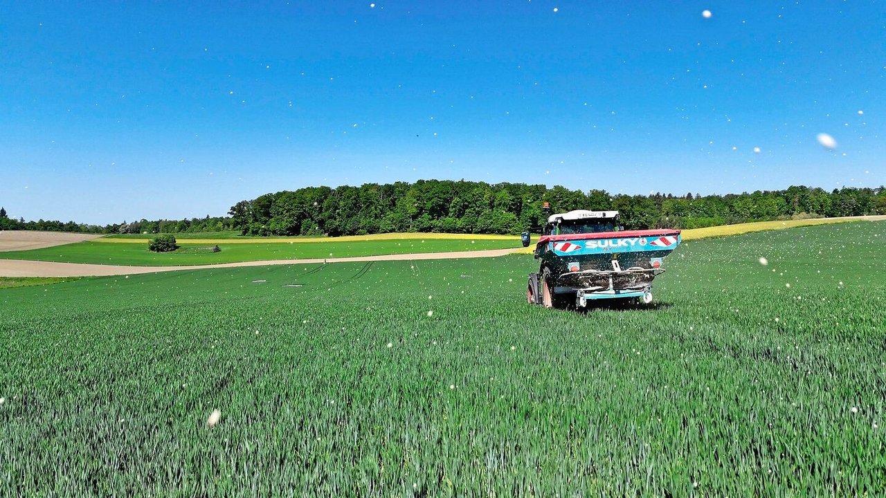 Landwirte und Landwirtinnen kennen ihre Felder und deren Eigenheiten. Dieses Wissen über nasse, steinige oder weniger ertragreiche Stellen in die Technik zu übersetzen, ist kein einfaches Vorhaben.