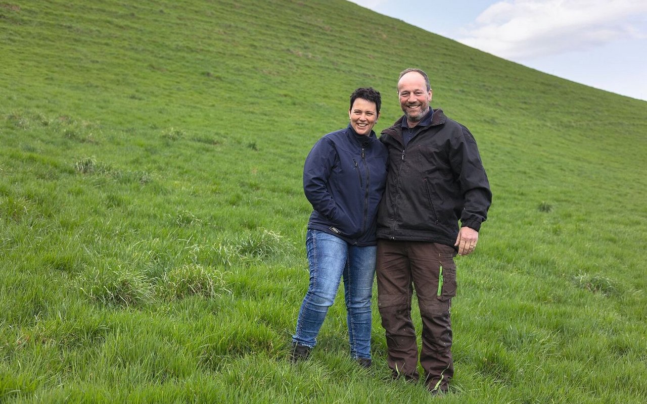 Susanne und Thomas Leuenberger stehen auf der grünen Weide.