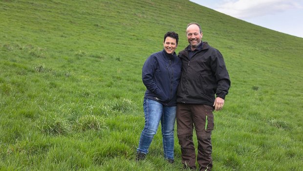 Susanne und Thomas Leuenberger stehen auf der grünen Weide.