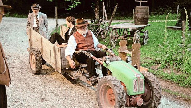 Schätzer Bänz (Urs Hofmann), Mani (Patrik Aebischer) und Joggi (Beat Sigrist) fahren zur Wirtschaft «Gnepfi», um das Hab und Gut von Eisi zu schätzen (Vorbereitungen für den Geltstag).