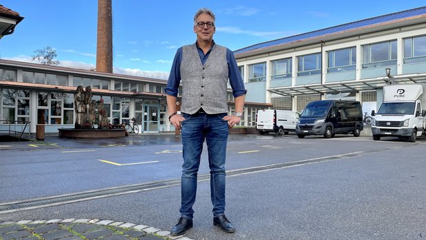 Christophe Eggenschwiler vor dem IP-Suisse-Bürogebäude.