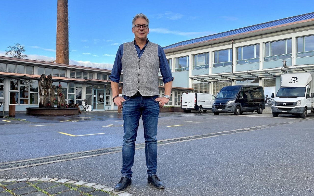 Christophe Eggenschwiler vor dem IP-Suisse-Bürogebäude.