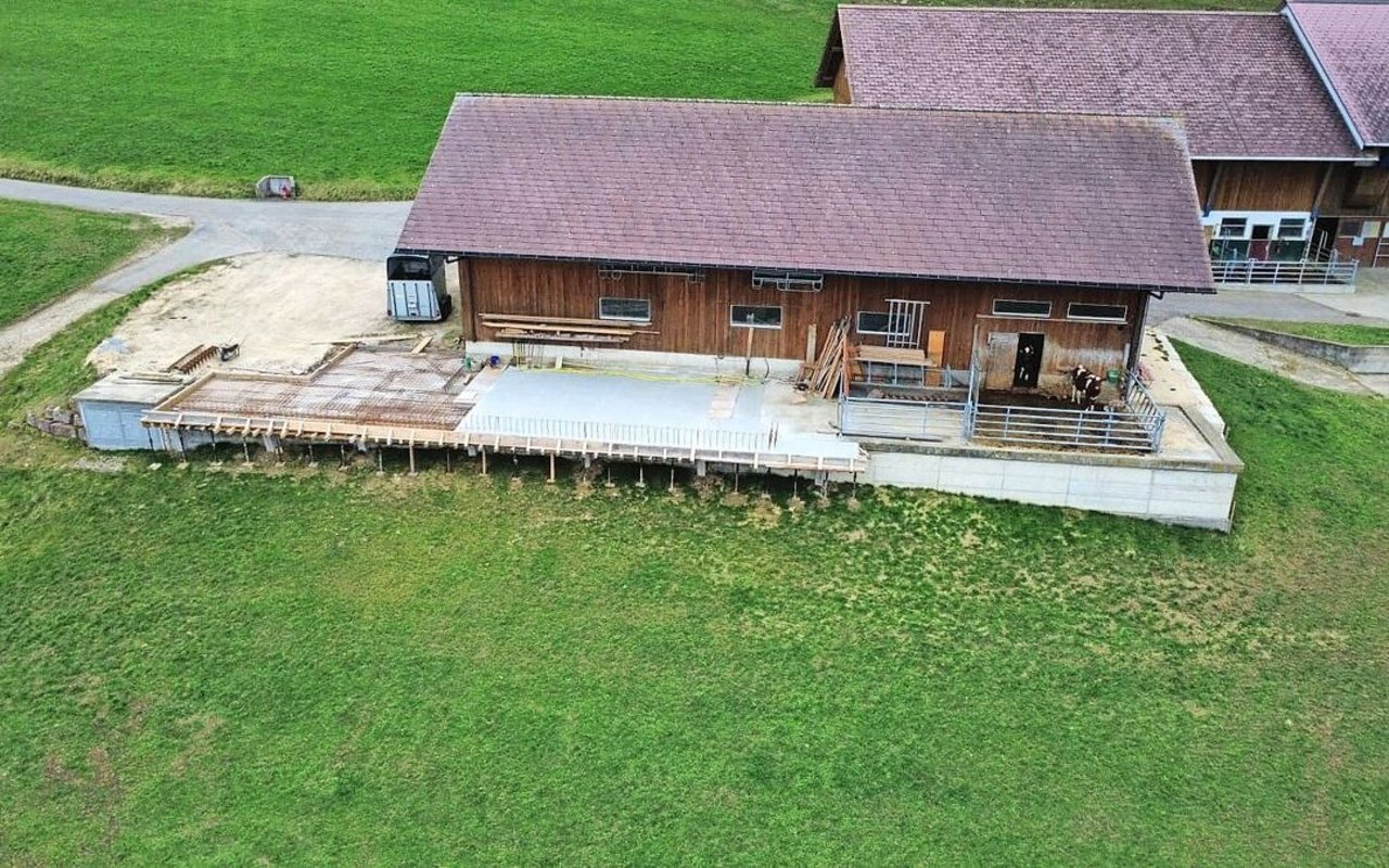 Links wird ein weiteres Gebäude an den bestehenden Stall gebaut, das vielseitig nutzbar sein soll – entweder als Stall oder Remise.