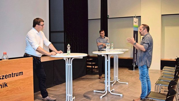 Moderator Mario Testa mit den beiden Podiumsteilnehmern Manuel Strupler (l.) und Martin Eugster (r.).
