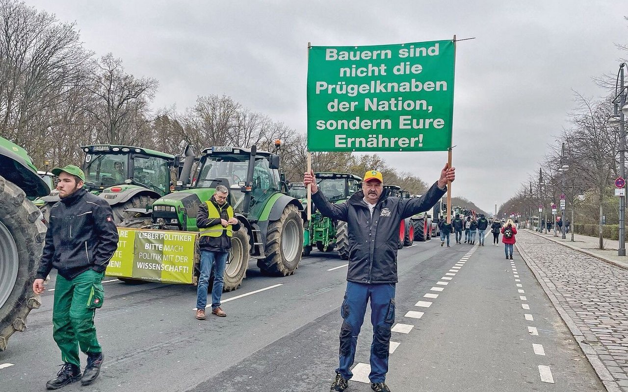 Die deutschen Landwirte sind sauer. Die Sparpläne der Bundesregierung treffen sie alle. 