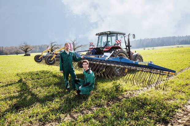Wir striegeln gerne Matthias (links) und Niklaus Ramseyer prüfen die Arbeitsqualität des Striegels bei Triticale. Bild: Pia Neuenschwander
