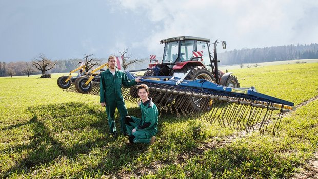 Matthias (links) und Niklaus Ramseyer prüfen die Arbeitsqualität des Striegels bei Triticale. Bild: Pia Neuenschwander