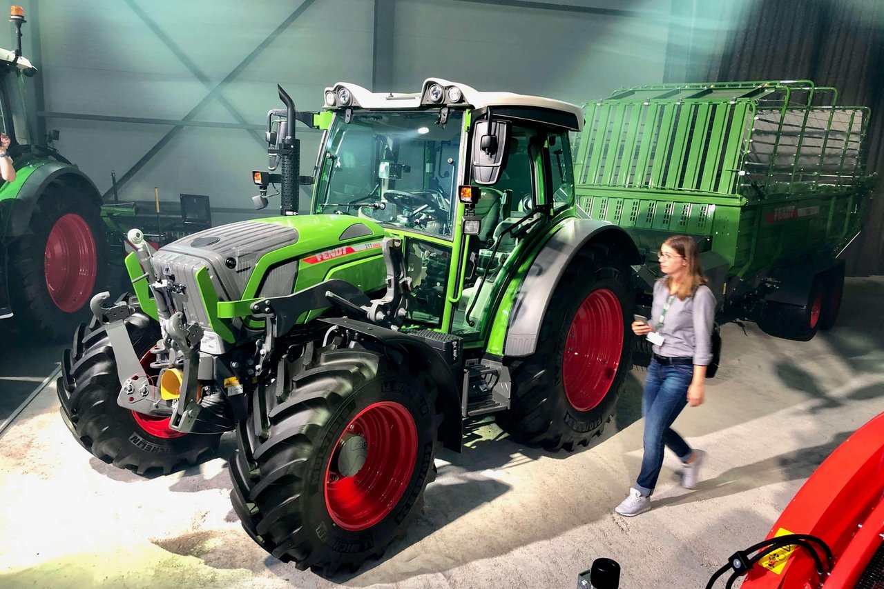 Fendt 211 Vario Traktor mit Ladewagen Tigo 40 ST. Bild: Jürg Vollmer