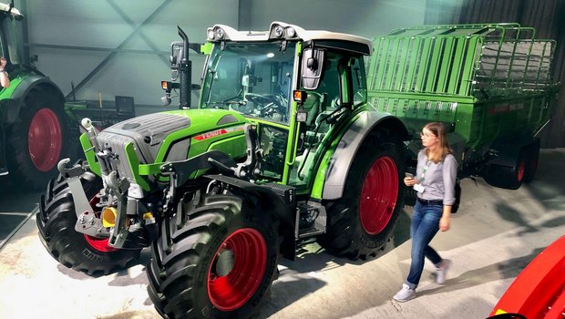 Fendt 211 Vario Traktor mit Ladewagen Tigo 40 ST. Bild: Jürg Vollmer