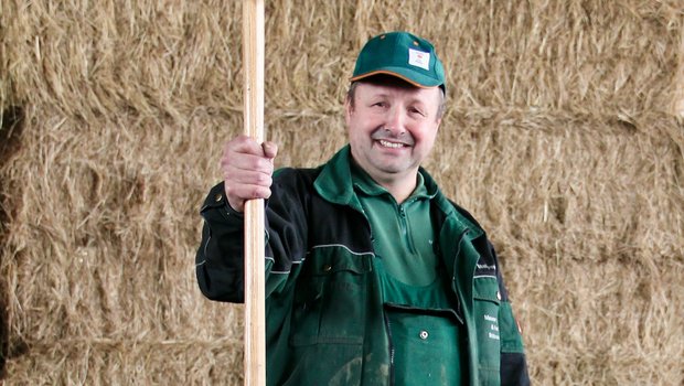 Lohnunternehmer Werner Steinmann in Brittnau AG handelt seit 20 Jahren mit Heu. Am häufigsten kommt dabei die Kleinballenpresse mit Dosiergerät zum Einsatz. Bild: Sebastian Hagenbuch