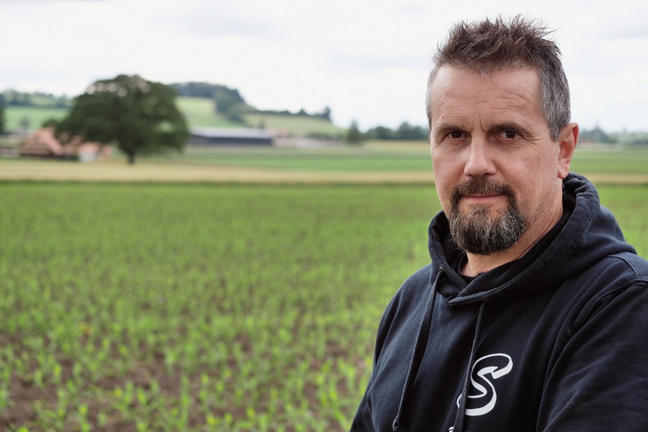 Lohnunternehmer Oskar Schenk bietet verschiedene Maisanbau-Verfahren an. Bild: Martina Rüegger