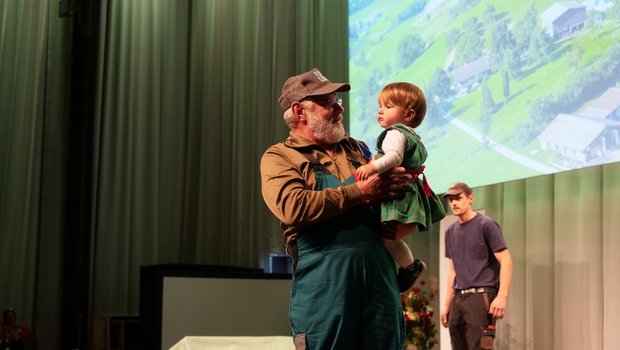 Ein stolzer Grosspapi und seine Enkelin, freuen sich über den Agropreis. (Bilder Noemi Elmiger)