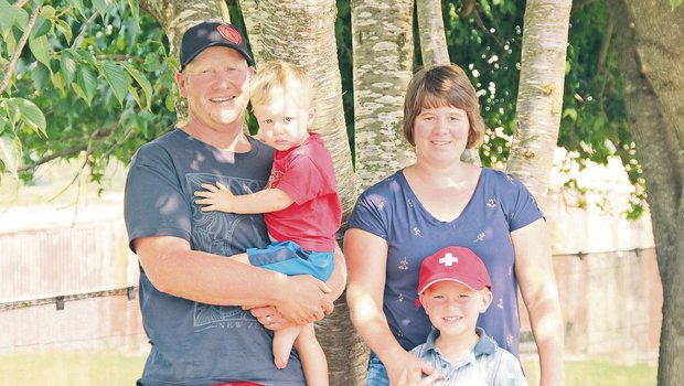 Die Familie Hofer: Jonathan und Brigitte mit den Söhnen Alex und Henry (r.). Bald ziehen sie samt den 200 Milchkühen auf eine grössere Farm. (Bild Matthias Stadler)