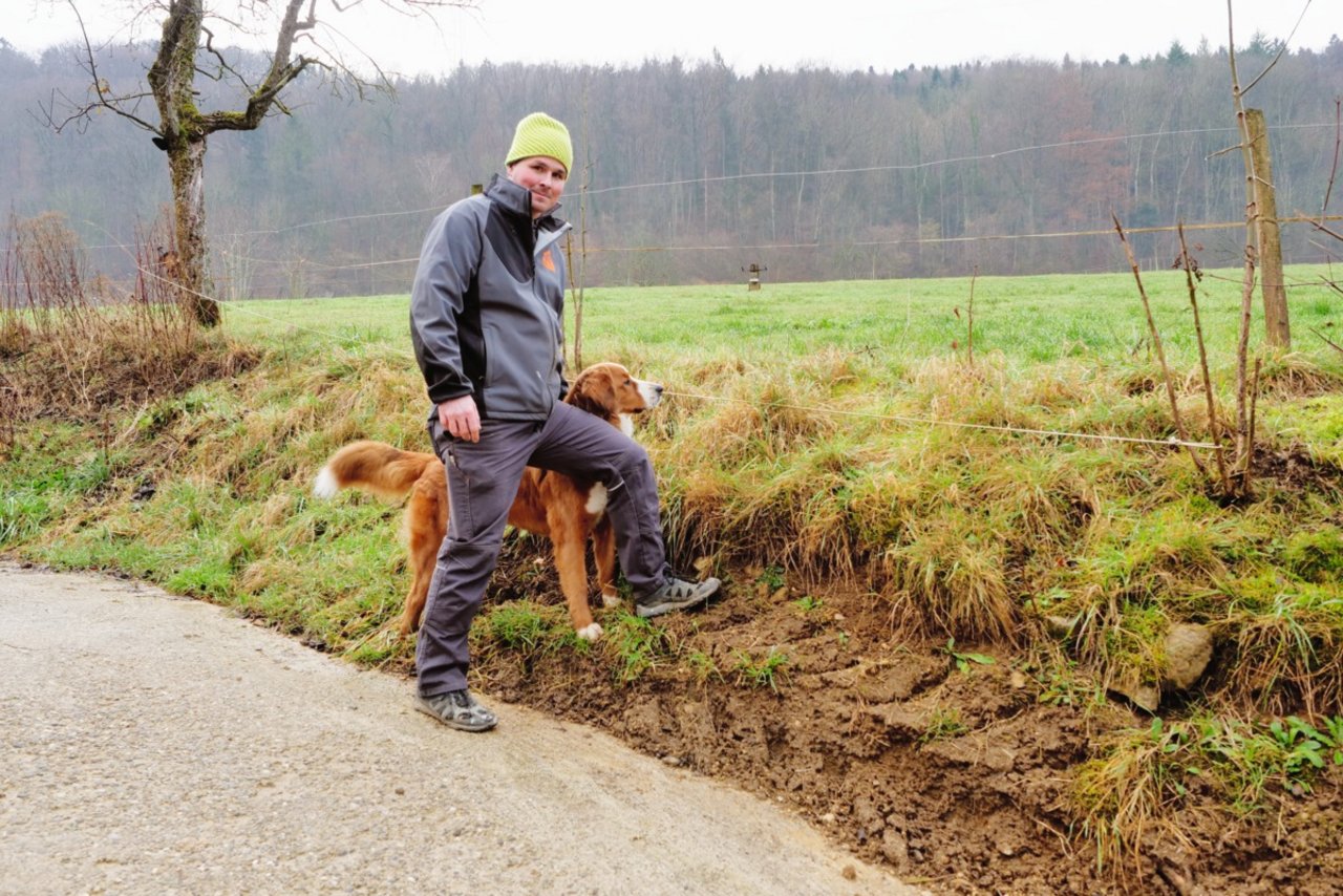 Patrick Buess setzt den Ballenwagen effizient im Einmann-Verfahren ein. Bild: Beat Schmid