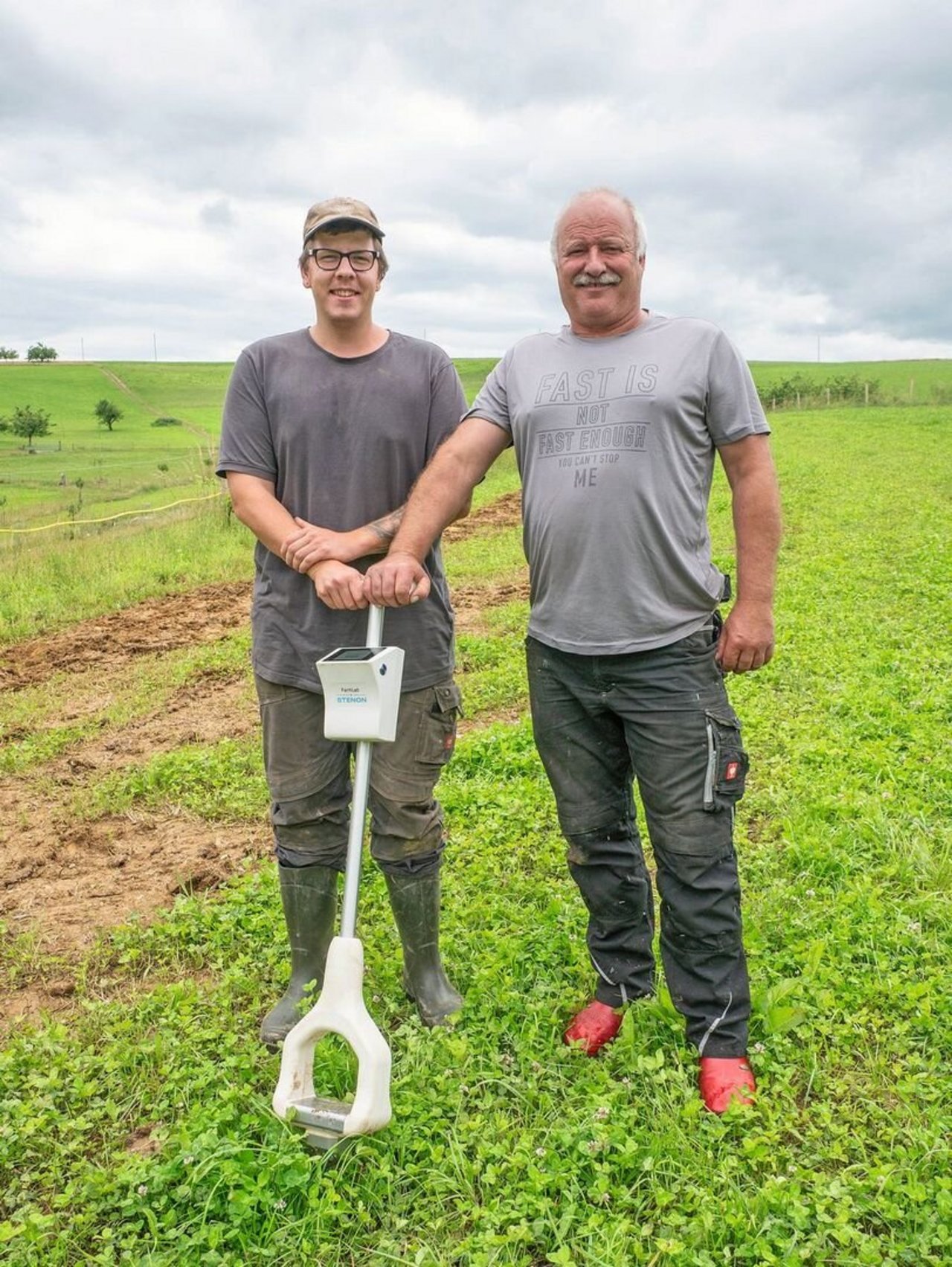 Bei Landwirt Toni Gass (rechts) in Oltigen BL übernimmt der AuszubildendeLuca Zraggen (links) die Bodenproben.