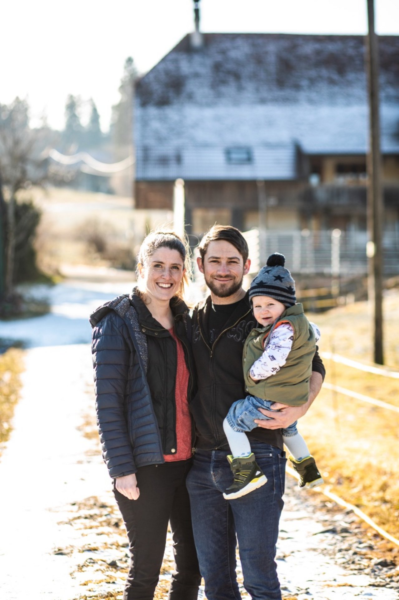 Anna und Christian Böhlen mit Nicola: Das Paar arbeitet Hand in Hand und teilt alle Aufgaben von Betrieb und Familie. Bild: Pia Neuenschwander