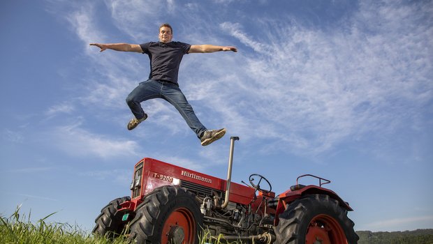 Patrick Scherrer mit seinem Hürlimann T-9200 Allrad. Bild: Gian Vaitl 