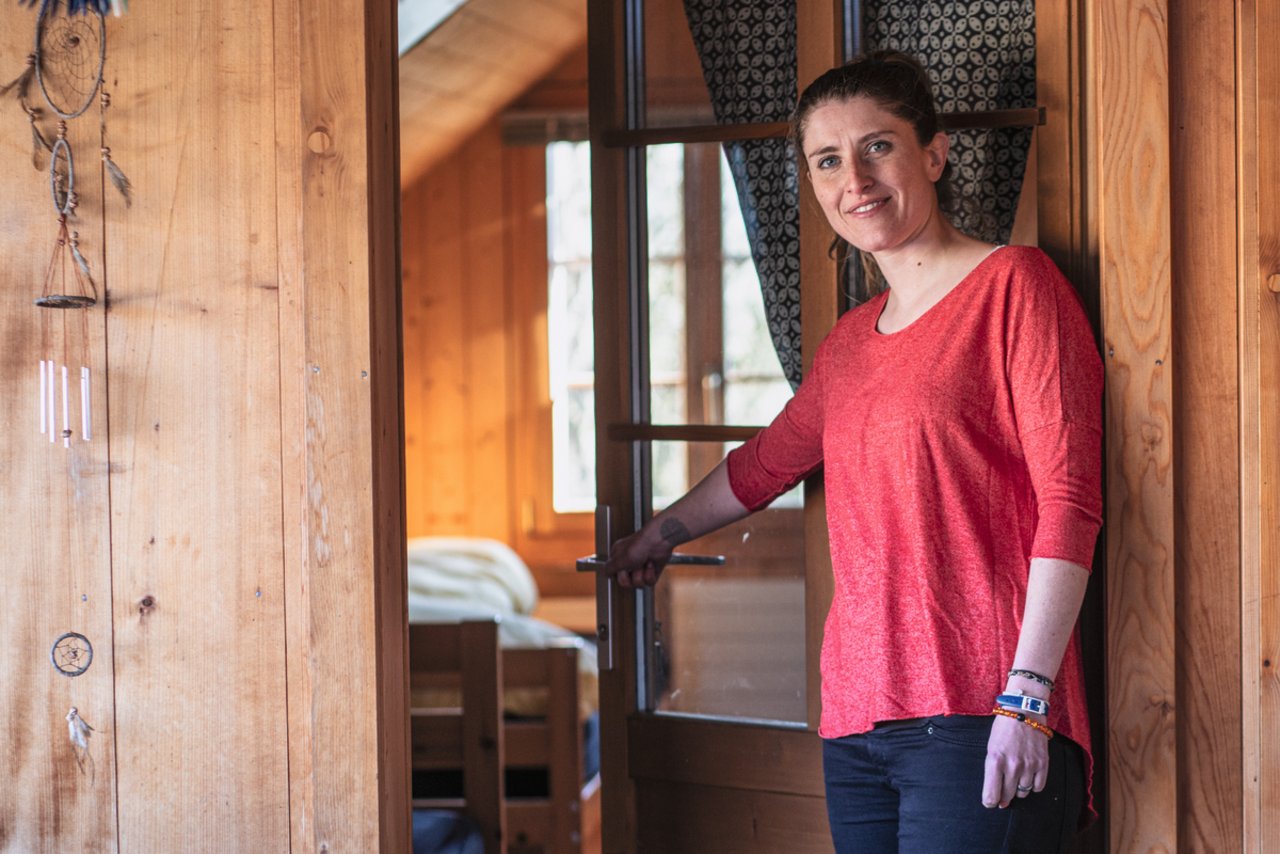 Landwirtin Anna Böhlen ist mit den Gästen aufgewachsen, die im Stroh oder in einem Gästezimmer des Bauernhauses schlafen. Bild: Pia Neuenschwander