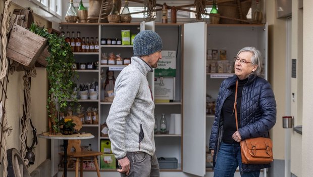 Der Quartier-Hofladen im a+ Hilfsmittelshop des Samaritervereins Thun. (Bild: «die grüne» / Pia Neuenschwander)