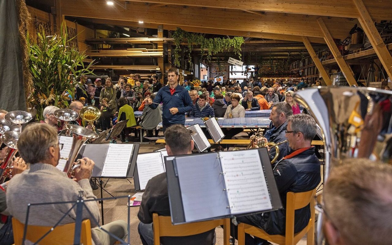 Am Sonntagmorgen hat die Dorfmusik Maschwanden vor viel Publikum ein Platzkonzert gegeben.