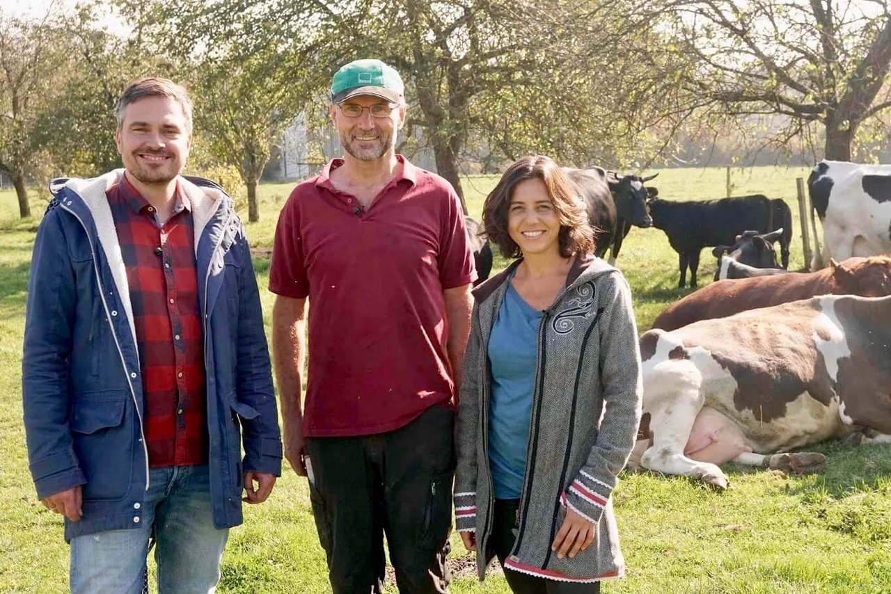 Die Moderatoren Gunnar Mergner und Caroline du Bled vom Wissenschafts-Magazin «Xenius» mit Bio-Landwirt Sepp Braun (Mitte). Bild: ARTE