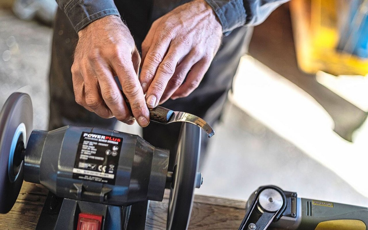 Das Klauenmesser sollte regelmässig geschliffen werden, um präzise arbeiten zu können. 