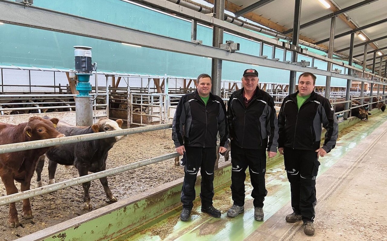 Christoph Meier (links) führt den Betrieb gemeinsam mit seinem Bruder Andreas (rechts) und mit Unterstützung durch Vaters Urs (Mitte).