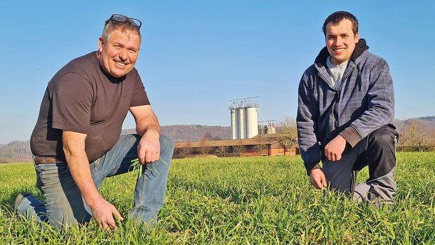 Jan Deppeler (rechts) baut mit seinem Vater Hansruedi Zwischenfutter nach Getreide an und siliert dieses vor der Maissaat. Im Hintergrund die neue Huber-Siloanlage. Bild: Beat Schmid