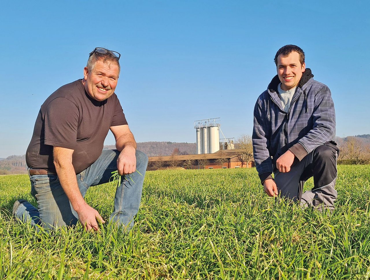 Jan Deppeler (rechts) baut mit seinem Vater Hansruedi Zwischenfutter nach Getreide an und siliert dieses vor der Maissaat. Im Hintergrund die neue Huber-Siloanlage. Bild: Beat Schmid