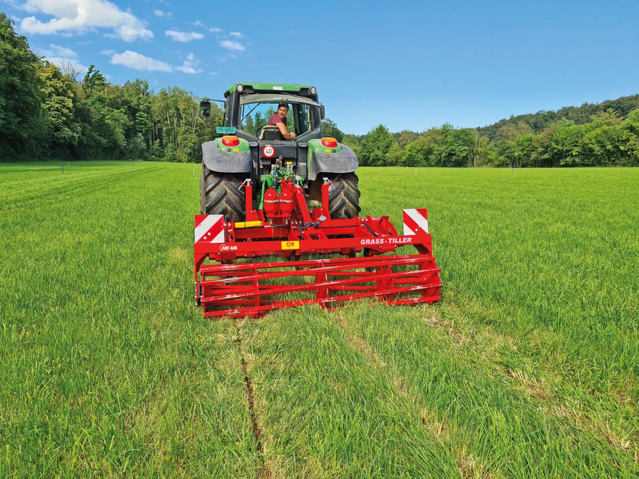 Der Grass-Tiller von HE-VA hat mit drei Zinken einen Scharabstand von 95 Zentimetern. Die Arbeitstiefe beträgt hier 30 Zentimeter und es werden keine Erdklumpen an die Oberfläche getragen.