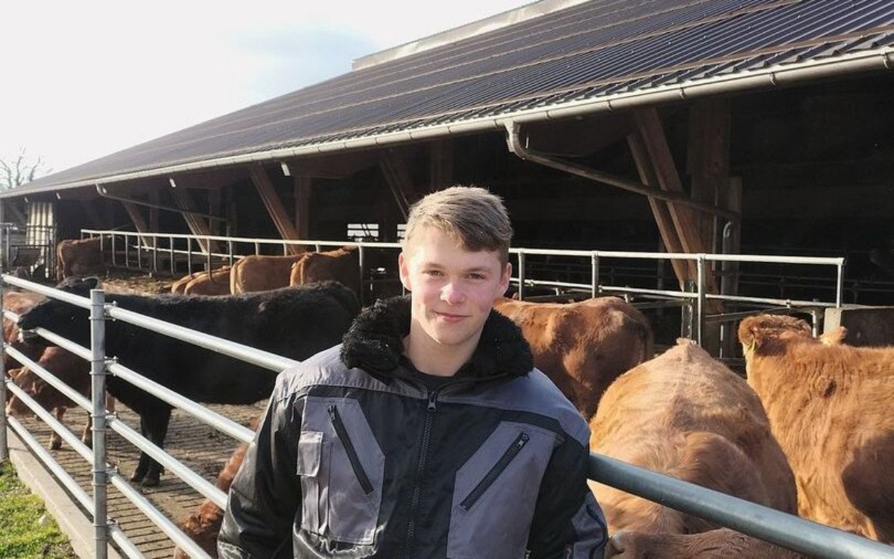 Joel Losenegger auf dem Deckerhof in Wil AG. Dank dem Selbstcheck-Tool wird auf dem Betrieb der PSM-Schrank näher zum Befüllplatz gezügelt.