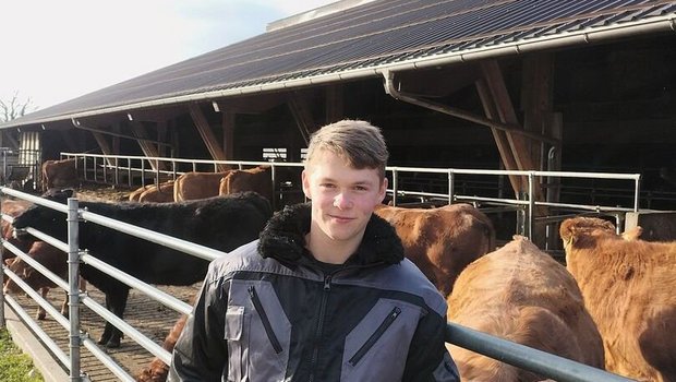 Joel Losenegger auf Joel Losenegger auf dem Deckerhof in Wil AG. Dank dem Selbstcheck-Tool wird auf dem Betrieb der PSM-Schrank näher zum Befüllplatz gezügelt.