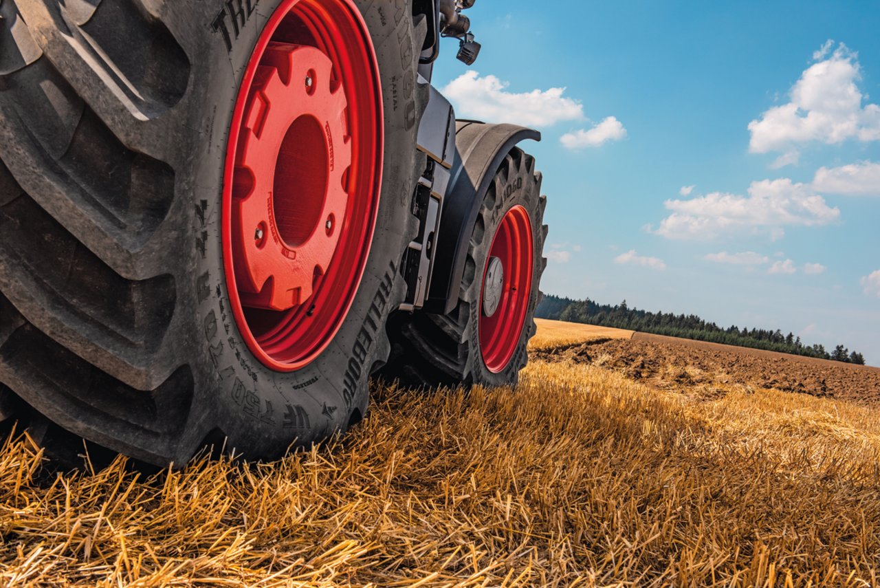 Mit einem optimierten Reifendruck kann der Traktor bis zu 15 Prozent mehr Leistung auf den Boden übertragen. Durch das Absenken des Luftdrucks erhöht sich die Reifenaufstandsfläche und zusätzliche Stollen verzahnen sich mit dem Boden. Bild: zVg