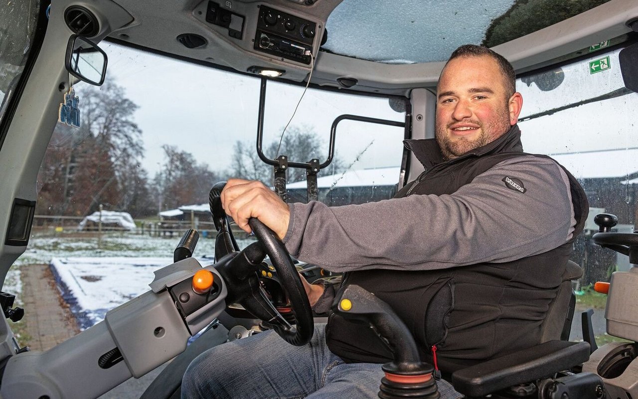 Serge Duperrex sitzt im Traktor, die Hände am Lenkrad.