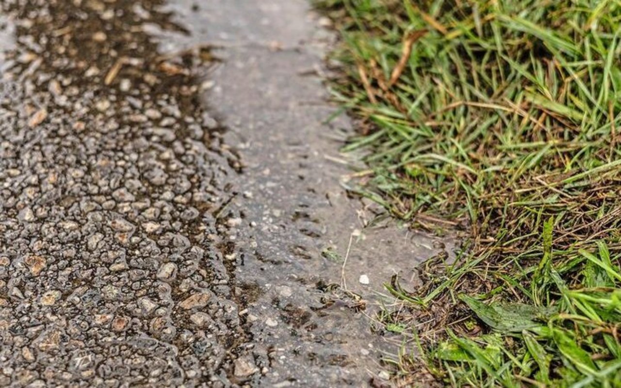 Mittels Keylines soll auch Strassenwasser ins Feld geleitet werden und versickern.