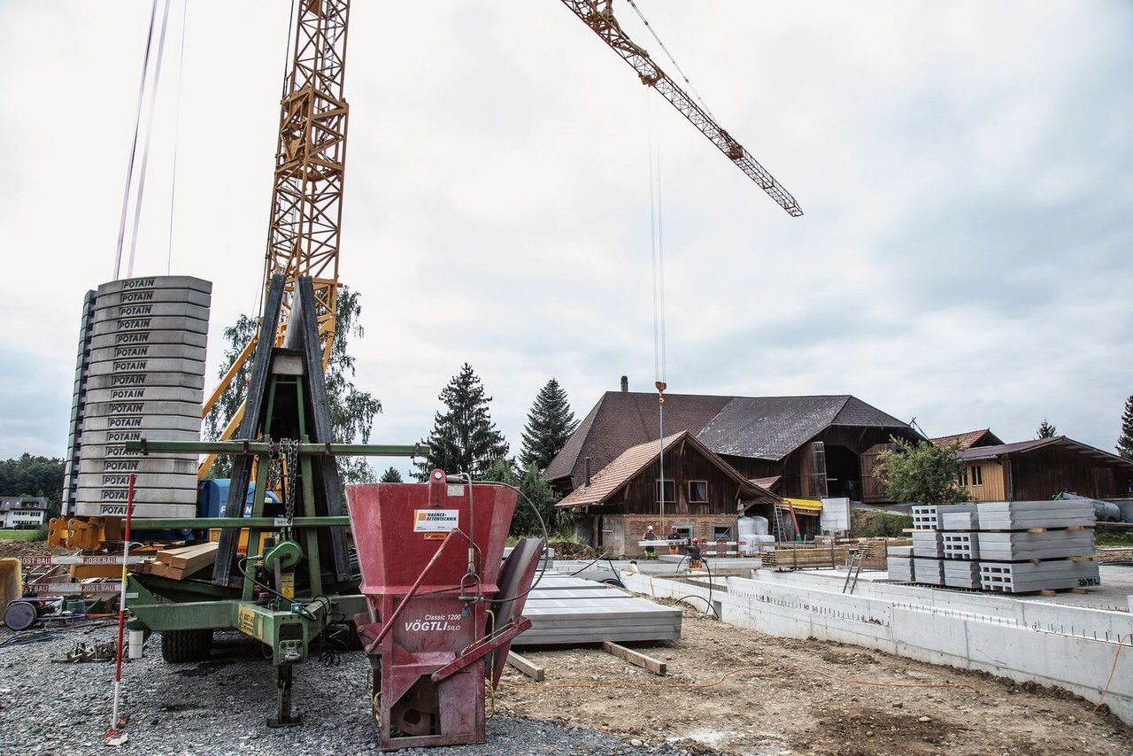 Aeberhardts bauen in einer Betriebszweig-Gemeinschaft mit Familie Savaryaus Wynigen BE einen Laufstall für 72 Milchkühe und eine Biogas-Anlage.