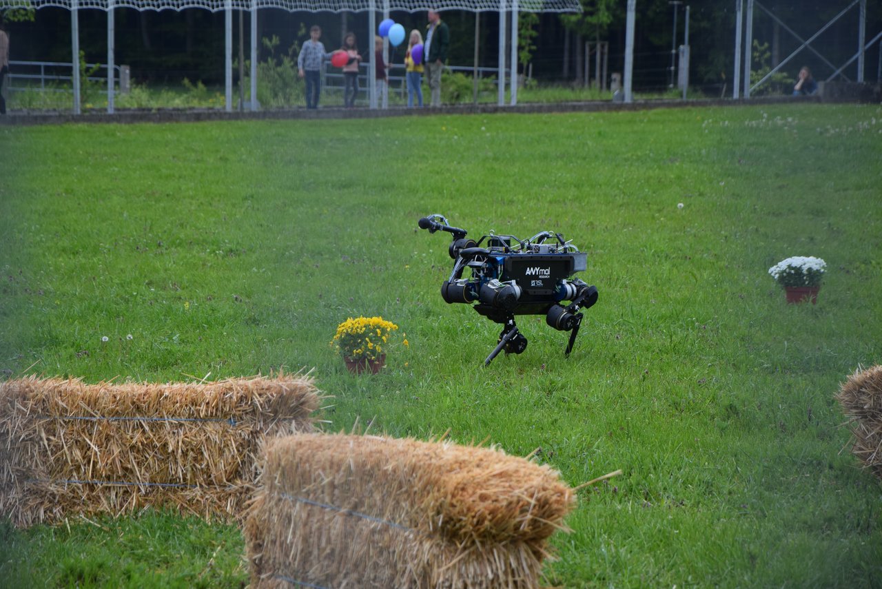 Auf dem AgriTech demonstriert der hundeartige ANYmal-Roboter wie er Pflanzen bewässern kann. Zukünftig könnte er für die zielgenaue Applikation von Pflanzenschutzmitteln eingesetzt werden. (Bild Katrin Erfurt)